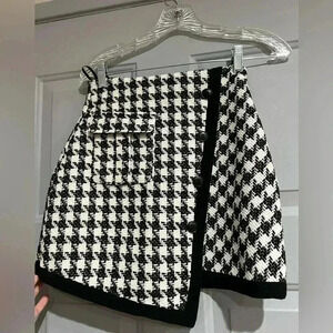 Ledin  Houndstooth mini skirt black & white shorts underneath in sise small NWT